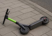 Weimar — nastolatkowie na e-hulajnodze potrącili 74-latka i uciekli. Mężczyzna zmarł