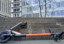 Niemcy: Kto ponosi odpowiedzialność, gdy przewrócona e-hulajnoga uszkodzi samochód?