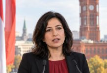 Zwyciężczyni wyborów w Berlinie przez lata należała do Rote Hilfe. Organizacja jest uznawana przez służby za lewicowo-ekstremistyczną! Elif Eralp przemawia przed Czerwonym Ratuszem w Berlinie