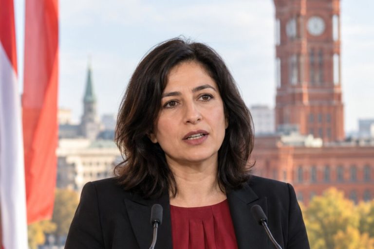 Elif Eralp przemawia przed Czerwonym Ratuszem w Berlinie