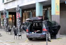 Pomylił pedał hamulca i gazu: Emeryt (70 lat) wjechał na taras kawiarni w Magdeburgu. Dwie osoby poważnie ranne