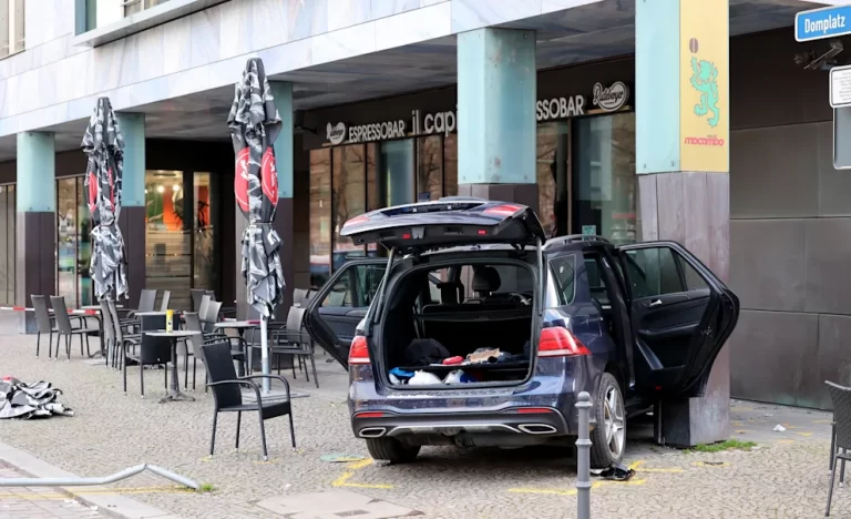 Pomylił pedał hamulca i gazu: Emeryt (70 lat) wjechał na taras kawiarni w Magdeburgu. Dwie osoby poważnie ranne