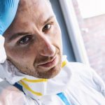 Erschöpfter Arzt auf Intensivstation bei Coronavirus-Pandemie