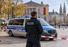 Zamaskowani napastnicy uwolnili więźnia w Essen! Funkcjonariusze zostali związani Policjant i radiowóz przy blokadzie — ilustracja poszukiwań w Niemczech
