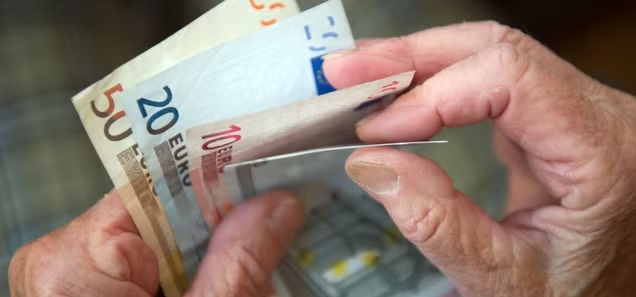 Niemcy: Co się zmienia w lipcu 2025? Więcej pieniędzy dla seniorów i opiekunów, wyższe opłaty za DHL i zmiany w wypłacie gotówki