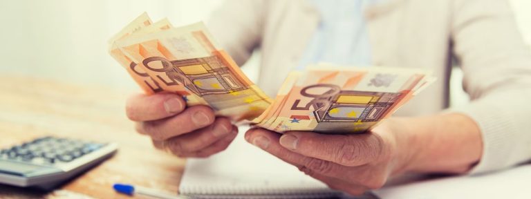 Niemcy: Co zmienia się dla konsumentów w grudniu 2025? Zmiany w dodatkach do rent inwalidzkich, emerytury tylko na konto i nowy rozkład pociągów