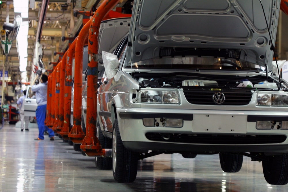 Z powodu koronawirusa Volkswagen przerwie produkcję w