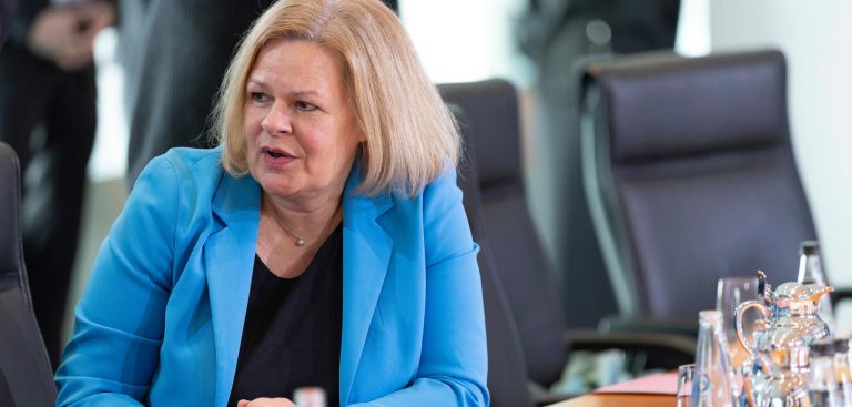 Federalna minister spraw wewnętrznych żąda „większego szacunku” dla migrantów