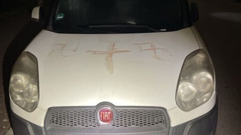 Niemcy: w Hanau 31-latek malował swastyki ludzką krwią – policja zatrzymała podejrzanego