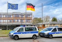 Niemcy: Flagi narodowe przed każdą komendą policji. Turyngia jako pierwsza wprowadza całoroczną obowiązkową flagę państwową