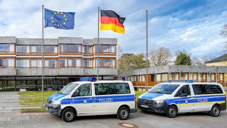 Niemcy: Flagi narodowe przed każdą komendą policji. Turyngia jako pierwsza wprowadza całoroczną obowiązkową flagę państwową