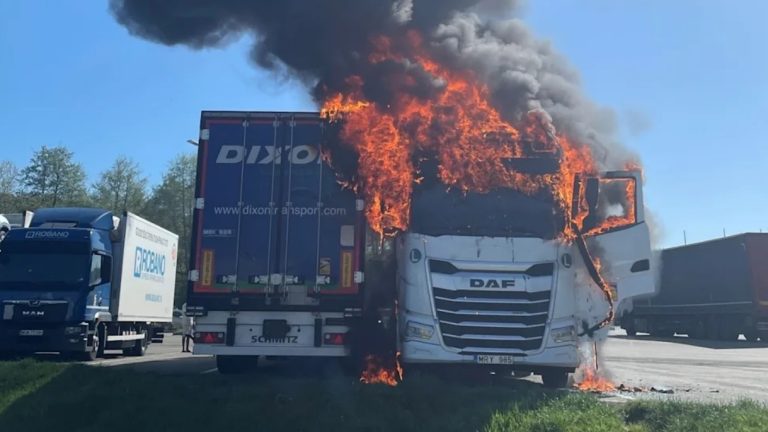 Niemcy: Dramat kierowcy na parkingu. Chciał tylko coś ugotować, spalił auto