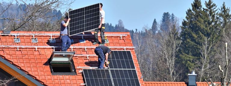 Niemcy: Składka pielęgnacyjna dla emerytów, nowe stawki za prąd z fotowoltaiki, obowiązki dotyczące sztucznej inteligencji. Ważne zmiany dla konsumentów od sierpnia 2025 roku