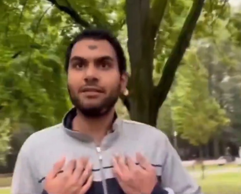 Frankfurt: Mężczyzna żądał seksu od obcej kobiety na ulicy – uratował ją przypadkowy rowerzysta (WIDEO)