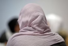 Niemcy: Prawniczka nie może zostać sędzią ani prokuratorką z powodu noszenia islamskiej chusty