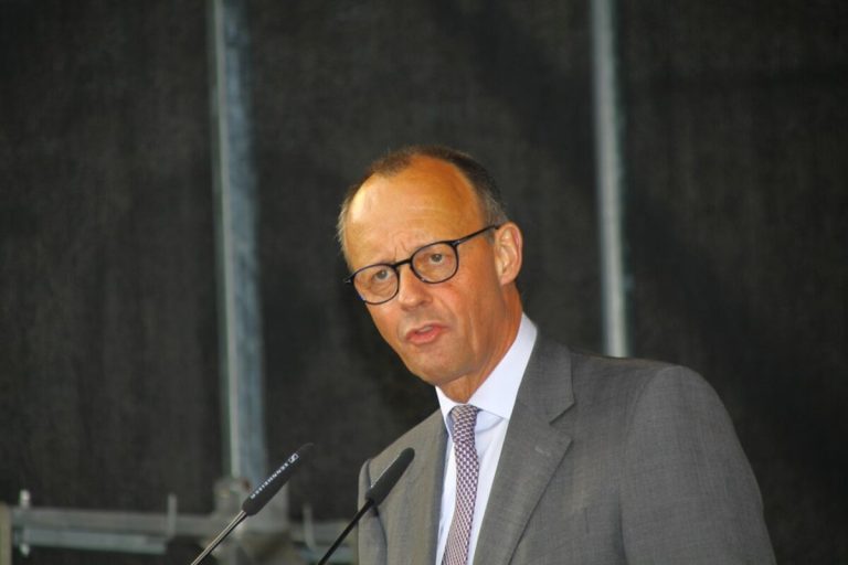 Friedrich Merz podczas wystąpienia przy mikrofonach – zdjęcie archiwalne