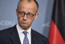 „Jesteś kawałkiem gówna”. Rosyjski propagandysta obraża Merza i grozi Niemcom zniszczeniem Friedrich Merz podczas wystąpienia na tle niemieckiej flagi
