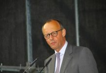 CDU w szoku po wyborach w Saksonii-Anhalt! Merz reaguje na historyczne zwycięstwo AfD Friedrich Merz przemawia przy mikrofonach – zdjęcie archiwalne
