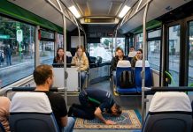 Niemcy: Niecodzienne sceny w autobusie! Kierowca zablokował drzwi i zaczął się modlić