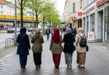 „Widoczna chusta to cel”. Dramatyczny wzrost ataków na muzułmanki w Berlinie