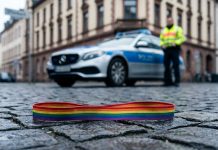 Brutalne zasadzki na gejów w Niemczech: Gang sprawców o arabskim typie urody wabi ofiary przez aplikacje randkowe