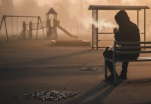 Niemcy zaostrzają przepisy antynikotynowe: zakaz palenia obejmie place zabaw, przystanki i baseny. Kary nawet do 6500 euro!