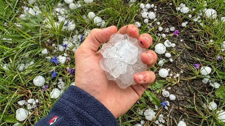 Niemcy pod wodą po potężnych nawałnicach! Grad wielkości piłek golfowych niszczył auta i dachy