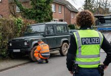 Niemcy: 75-letnia kobieta wjechała autem w grupę dzieci przed szkołą. Dwoje uczniów trafiło do szpitala