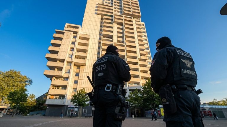 Spektakularna akcja policji w Niemczech. Funkcjonariusze otoczyli wieżowiec i chcą pobrać DNA od wszystkich mieszkańców