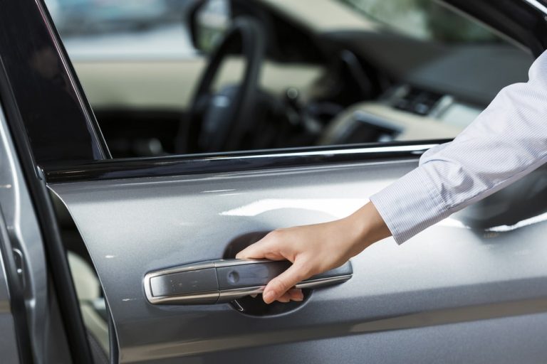 Głośne zamykanie drzwi samochodowych grozi w Niemczech grzywną w wysokości 80 euro