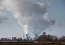 Większość Niemców opowiada się przeciwko zamknięciu ostatnich elektrowni jądrowych