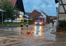 Gwałtowne burze nad Kassel: Ludzie przemieszczali się w łodziach