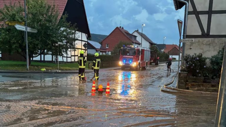 Gwałtowne burze nad Kassel: Ludzie przemieszczali się w łodziach