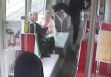 Halle (Sachsen-Anhalt): Mężczyzna kopnął emerytkę w tramwaju w głowę