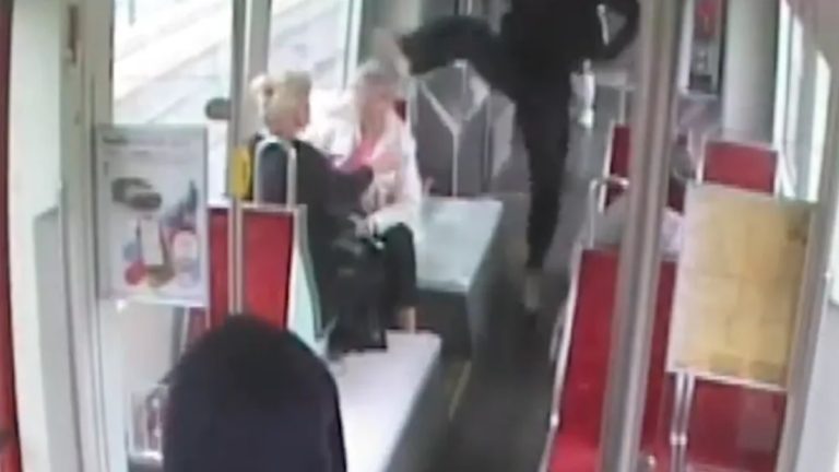 Halle (Sachsen-Anhalt): Mężczyzna kopnął emerytkę w tramwaju w głowę