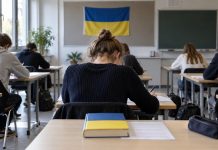 Hamburg chce dopuścić ukraiński jako przedmiot maturalny. Głosowanie już 14 października! Ilustracja AI: uczniowie piszą egzamin w klasie z ukraińską flagą