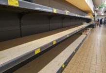 Niemcy znów kupują na zapas: niektóre półki w supermarketach zaczynają świecić pustkami!