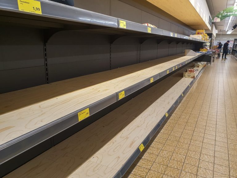 Niemcy znów kupują na zapas: niektóre półki w supermarketach zaczynają świecić pustkami!