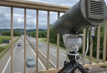 Pierwszy w Niemczech „Handy-Blitzer” wprowadzony w życie – surowsze kary dla kierowców korzystających z telefonu