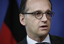 Maas chce złagodzenia obostrzeń dla zaszczepionych. Spahn i Seehofer są przeciwni