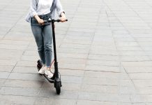 Niemcy: Kto ponosi odpowiedzialność, gdy przewrócona e-hulajnoga uszkodzi samochód?