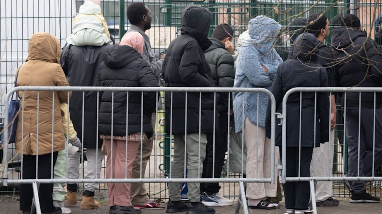 Niemcy przyznają prawo pobytu tysiącom migrantów bez ustalonej tożsamości – kontrowersje wokół „prawa do szansy”