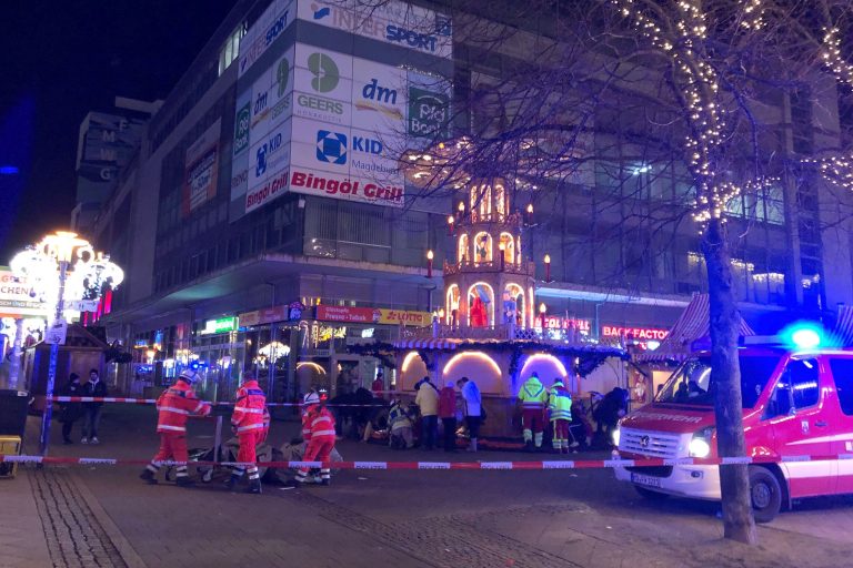 Samochód wjechał w tłum na jarmarku bożonarodzeniowym w Magdeburgu