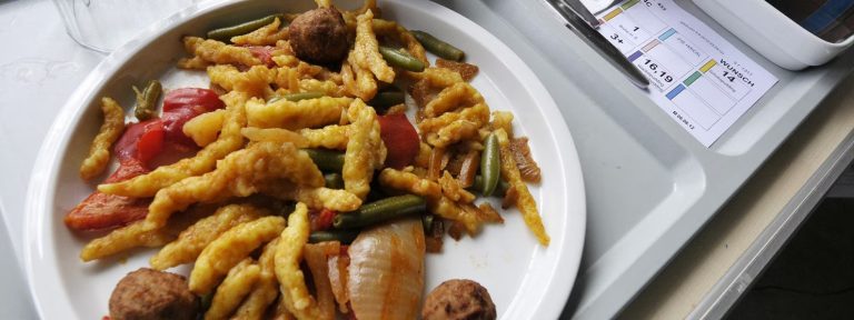 Pełne talerze, puste wartości – dramatyczne warunki żywienia w niemieckich domach opieki