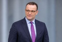 Jens Spahn został ojcem dzięki matce zastępczej, choć wcześniej był temu przeciwny. Teraz przeprasza: „Zabrakło mi odwagi” Jens Spahn w granatowym garniturze — ilustracja wygenerowana przez AI