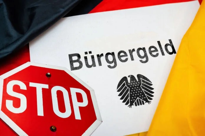 33 000 euro do zwrotu z powodu wyjazdu za granicę: Jobcenter odebrał im zasiłek!