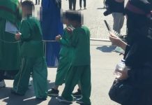 Niepokojąca demonstracja islamistów w Berlinie: dzieci zmuszone do marszu w upale, skrępowane