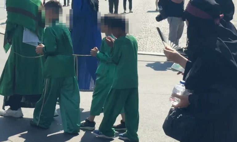 Niepokojąca demonstracja islamistów w Berlinie: dzieci zmuszone do marszu w upale, skrępowane