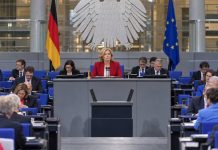 „Jeśli dojdzie do eskalacji, wyrzucę całą frakcję!” Szefowa Bundestagu ostrzega AfD i Lewicę Julia Klöckner podczas obrad Bundestagu – ilustracja AI