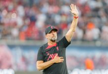 Jürgen Klopp po zwycięstwie AfD: »Nie chcę zostawiać dumy narodowej niewłaściwym ludziom« Jürgen Klopp z dłonią na piersi i uniesioną ręką